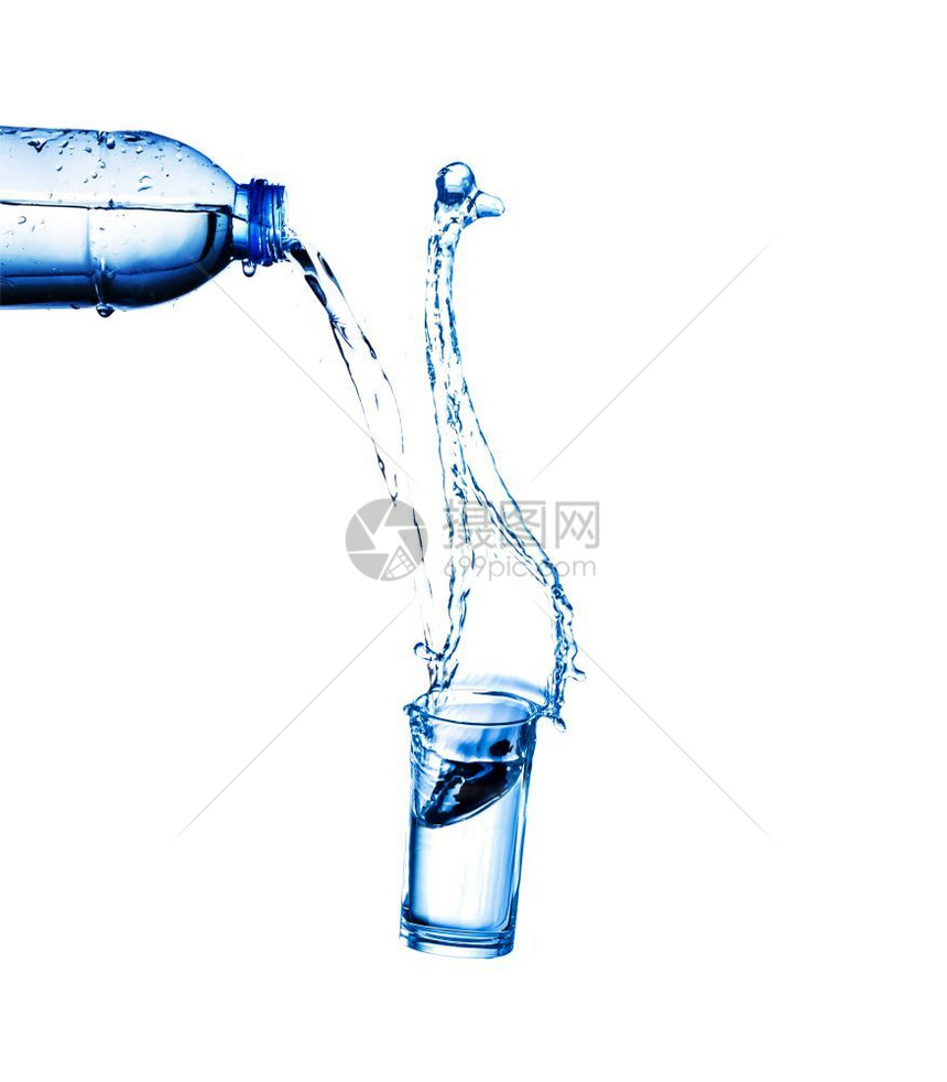 水从塑料瓶里喷到玻璃杯中液体进入流动图片