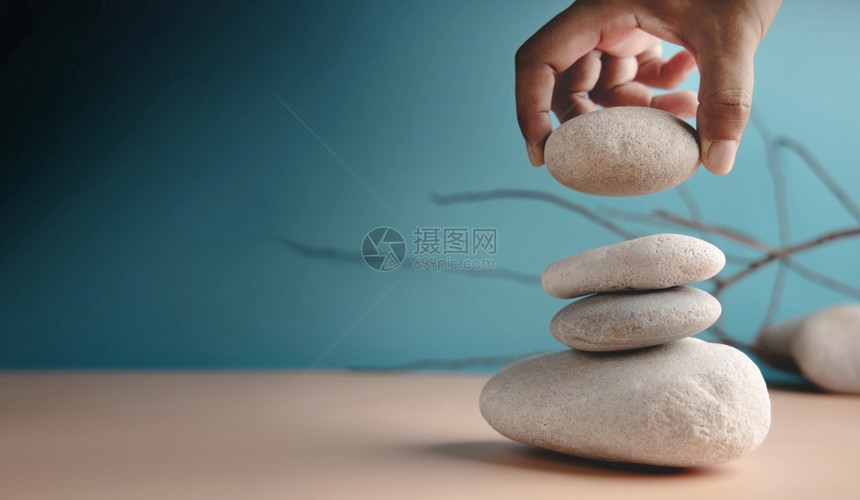 工作狂稳定生命平衡概念手持定白色自然Zen石堆平衡思维灵魂和精神冥想习惯的白天然ZenStoneStack禅图片