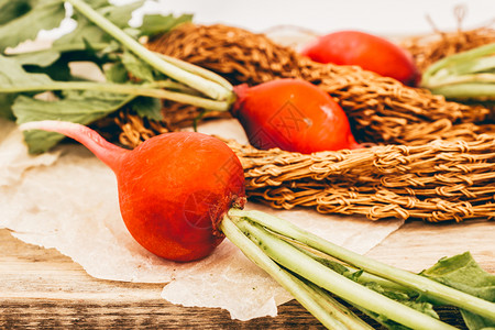 绿色木制餐桌上的红萝卜水果健康食品花园收获烹饪沙拉生的甜图片