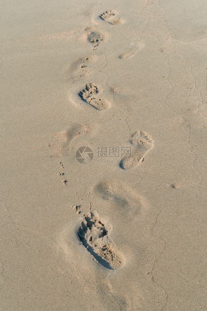 人在沙子里的脚印在海沙里的脚印在海沙里的脚印步声海洋赤图片