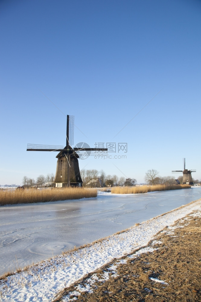 冬季有两个风车雪冰和蓝天空欧洲的蓝色图片