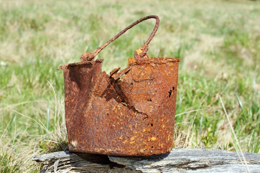 水壶在战壕发现的第一次世界大战生锈的军事杂货罐金属优质的图片