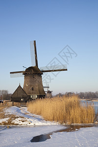 地标冬季风车有雪冰和蓝天空荷兰语图片