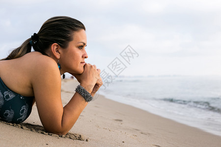海边度假放松的女子图片