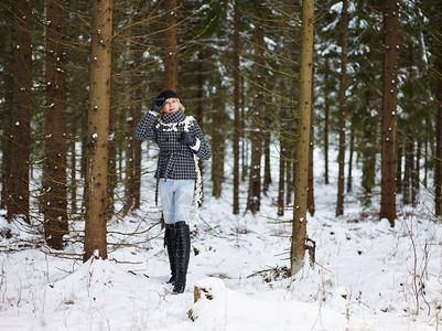 身着冬衣农村风景背森林的时装成熟年妇女复制衣服满的图片