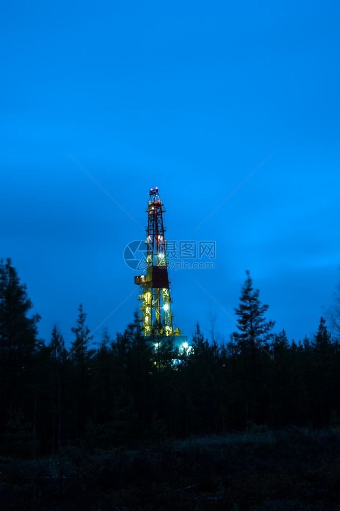 矿业行字段西伯利亚夜间油田钻井机图片