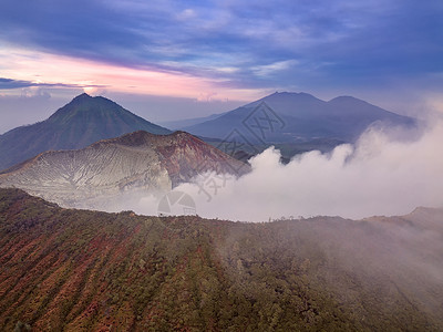 印度尼西亚爪哇岛清晨在日出空中观的活跃硫磺火山Ijen航空视图Ijen活火山上天空线卡瓦背景