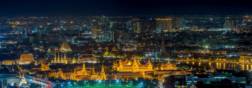 夜晚宗教佛塔曼谷市泰国大宫殿和黄昏的瓦特庄园以及黄昏的瓦特庄园图片