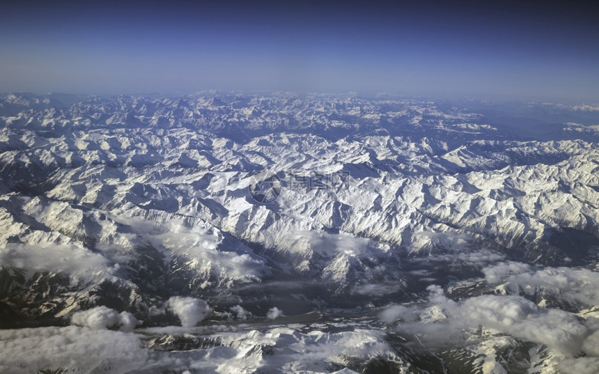 被雪覆盖的山脉图片
