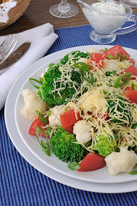 陶器椰菜花和西红柿和奶酪的沙拉早午餐开胃菜图片