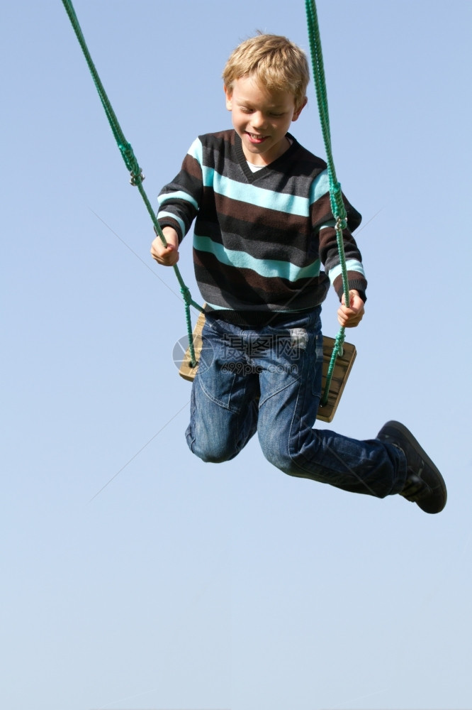 兴奋运动快乐的孩子在秋千飞行图片