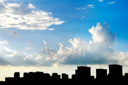 黑色的蓝天空白云和建造轮光构自然图片