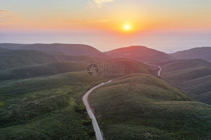 晚上日落时从葡萄牙的ValeFigueiras出发天空菲格拉斯图片