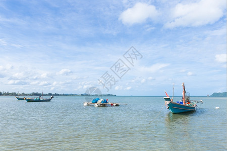 小渔船在海边的停车白天的空清除海滨自然图片