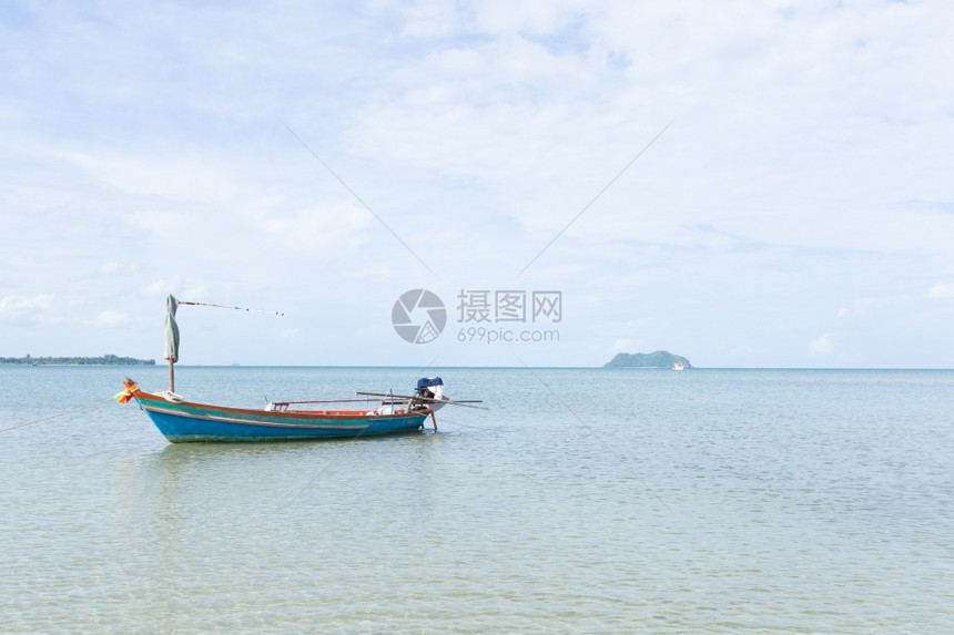 小渔船在海边的停车白天的空夏色航海图片