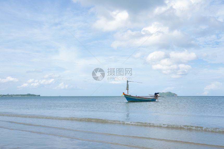 小渔船在海边的停车白天的空渔夫发动机日落图片