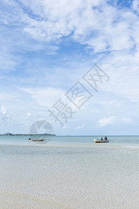 冷静的水渔夫小船在海边的停车白天的空图片
