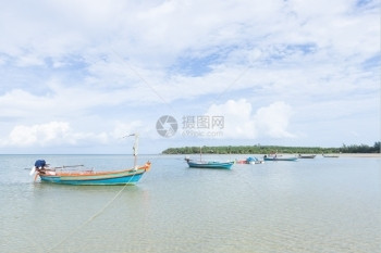 运输假期小渔船在海边的停车白天的空冷静图片