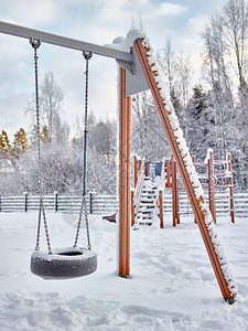 寒冷的12月冬天12月的雪地操场寒冷和天气摇摆欣德斯特伦背景