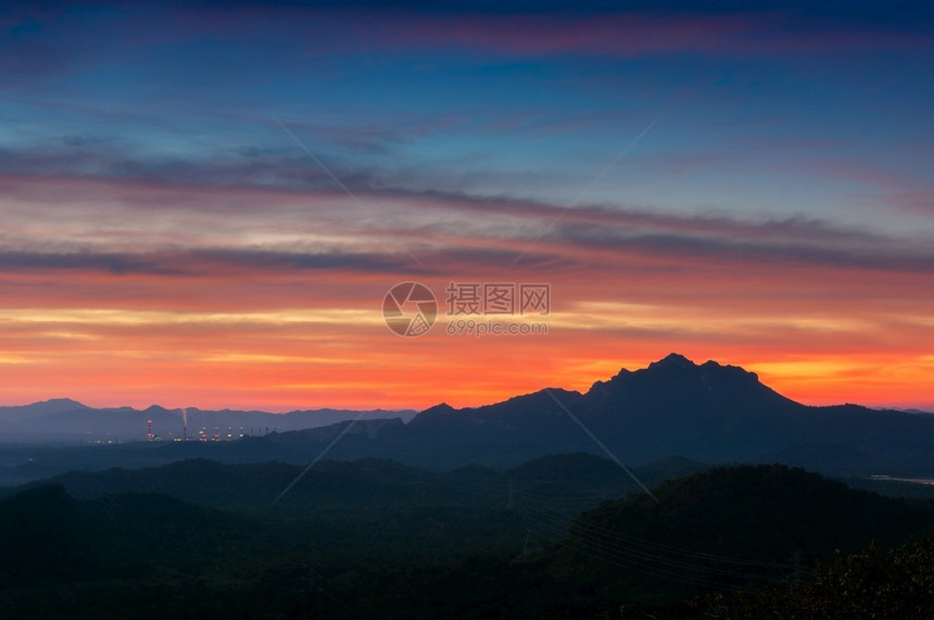 阳光泰国南邦府MaeMoh的暖光山日落美丽户外图片