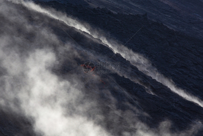 火山的黑土斯特伦博利火山上充满着和蒸汽热陨石坑吐图片
