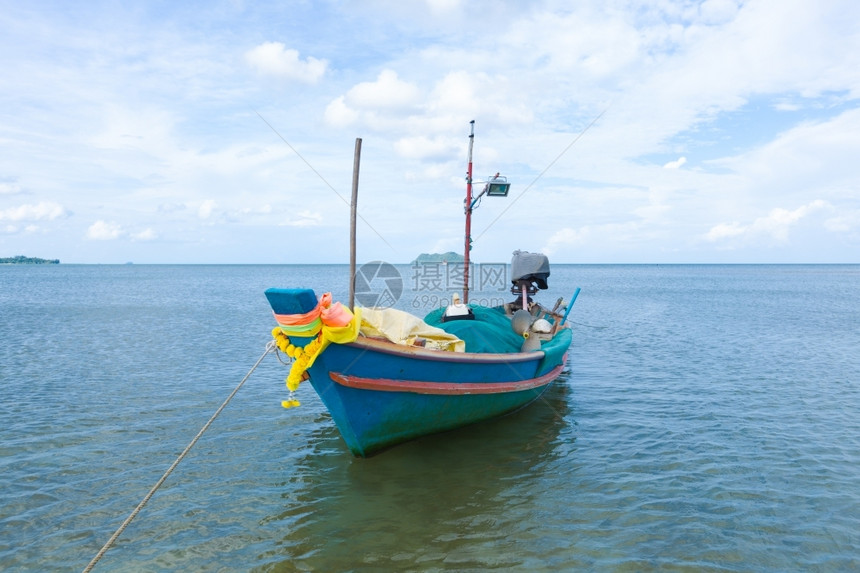 血管美丽的小渔船在海边的停车白天的空清除图片