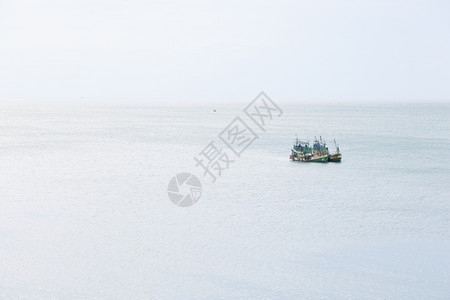 海中渔船早上有一艘小渔船出海钓鱼清晨有一艘小渔船景观水蓝色的图片