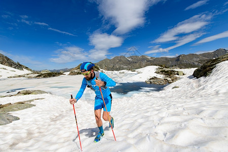 积极的天龙男子在雪上攀山行动赛跑者远足图片