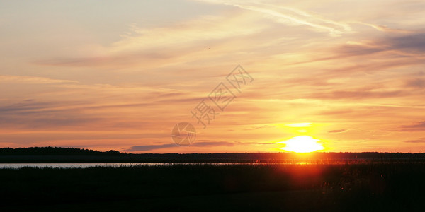 夏天湖的黎明阳光和美丽的乌云地球猩红平线图片