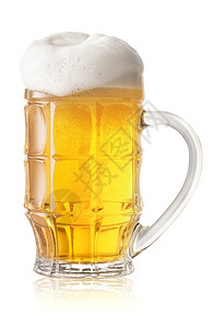 酒精喷轻啤杯带有厚白色泡沫孤立在白背景上轻啤酒杯含有厚白色泡沫缩合图片