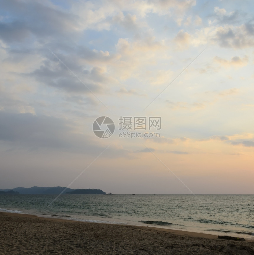 海滩上的安达曼日落图片