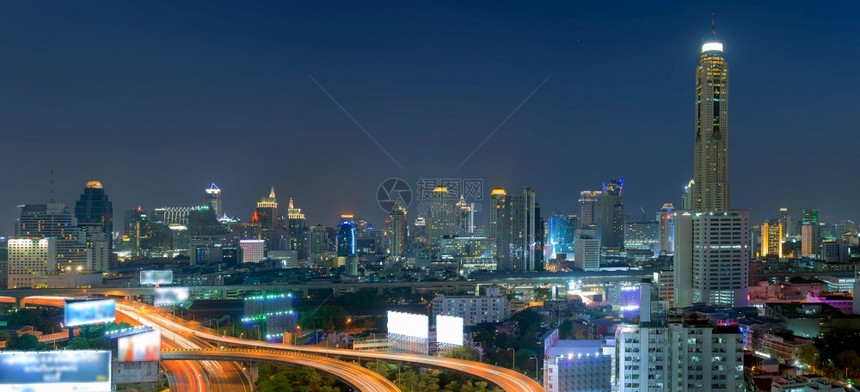 建筑学在曼谷高速公路桥前坡曲线的晚夜建设商业区曼谷高速公路以建立商区在曼谷公路互换结构体图片
