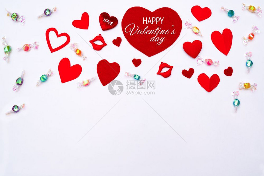 展示情人节概念红色心和甜糖果的白色背景浪漫红图片