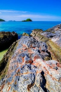 外用泰国美丽的岛屿向上飘动天堂有清澈海水和石头滩景观最好的岸背景