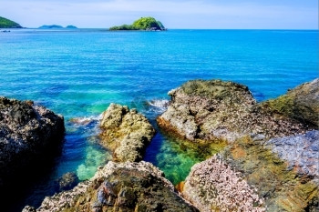 泰国美丽的岛屿向上飘动天堂有清澈海水和石头滩风景优美采取令人惊叹的图片