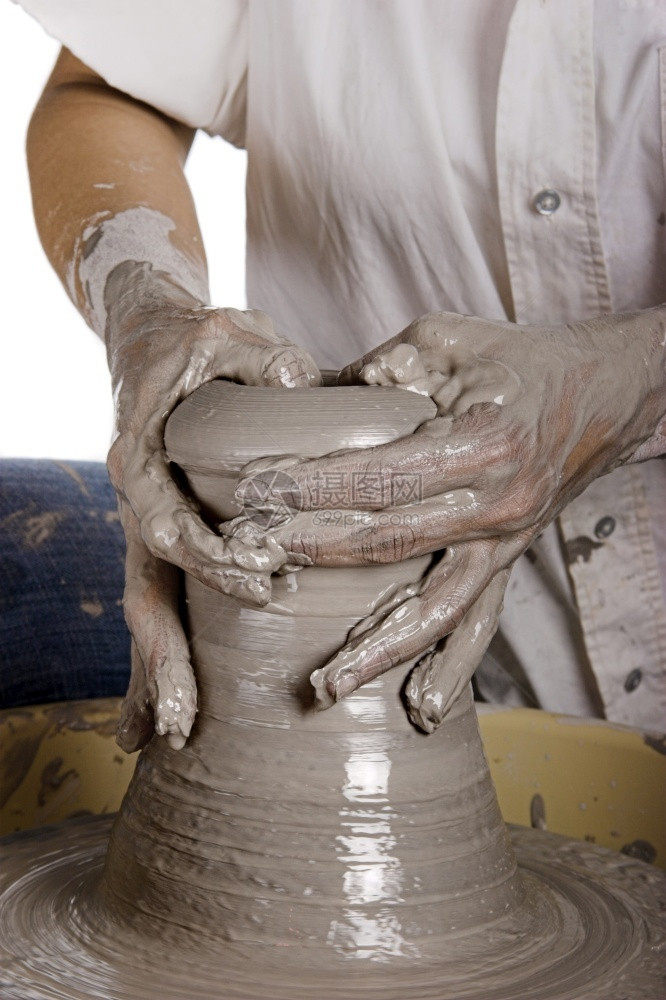 更贴近的图片一个陶艺人工作股价轮瓷制品器一种图片