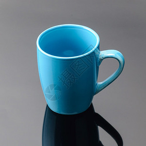 烹饪灰色镜底咖啡或茶叶的瓷粘土杯灰色镜底的咖啡茶陶瓷黏土杯器具混合图片