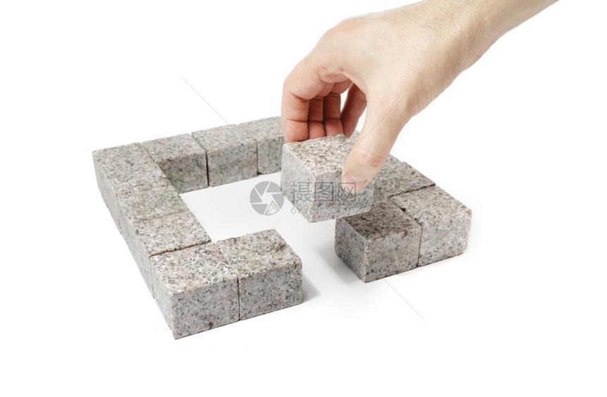 洞概念的人完成一个由小块花岗岩组成的广场正方形图片