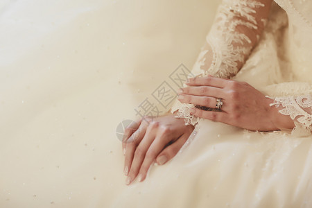 新娘的手和戒指图片