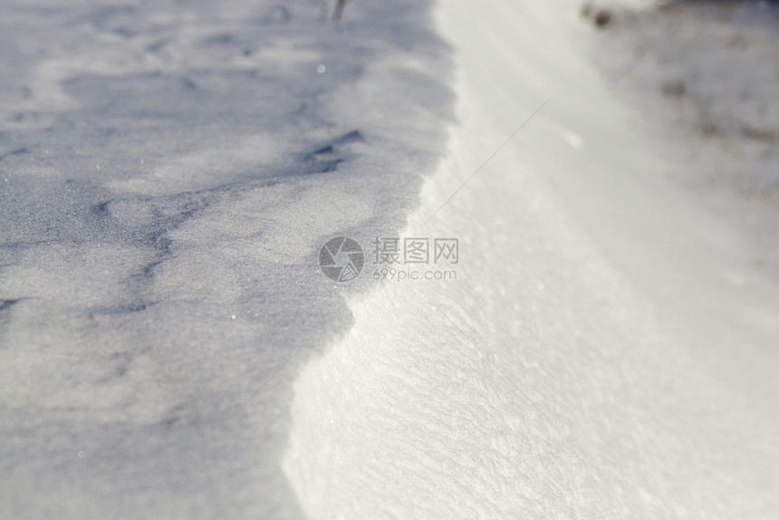 雪堆在阳光明媚的冬季日上积雪结构中的积雪运动夹紧了积雪运动的自然结构晚上冬天图片