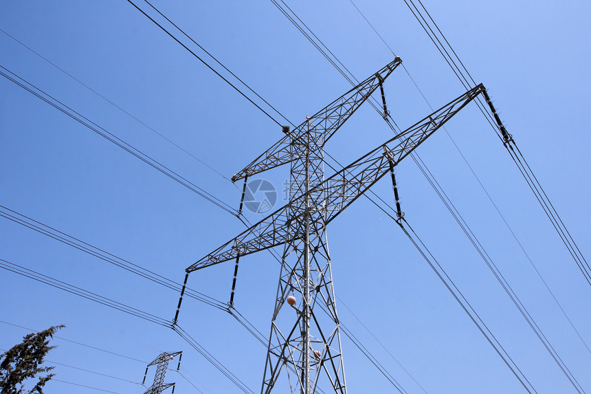 供应传送网络在天空背景上支持高输电线路的钢铁支持图片