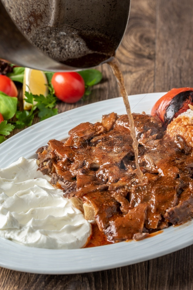 食物传统的土耳其伊斯肯人Kebapp或donerkabab或者图片