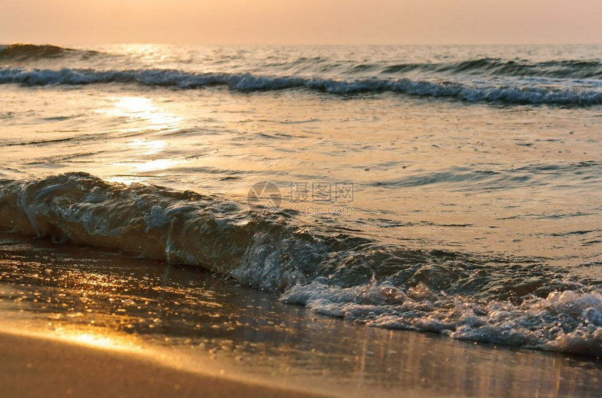 海上日落岸出上落风景优美橙海浪图片