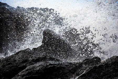 岩石水滴在黑火山岩上艺术地喷洒结石海浪图片