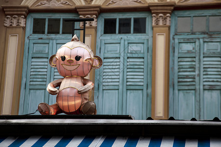 爬行惊险刺激新加坡屋顶上坐着可怕的卡通人物恐怖图片