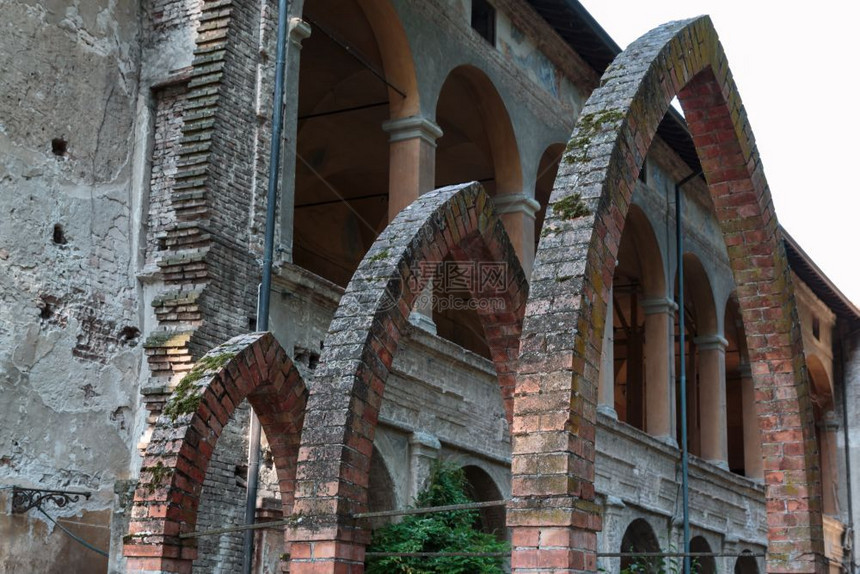 建筑学传统的古董城堡大楼入口三座拱门的废墟意大利图片