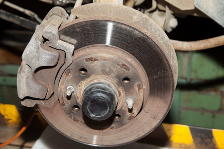 垫机械的制动修理情况中的轮式心机动车图片