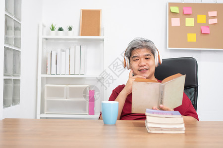 人们放松点亚洲老人在读书和家办公室听音乐时放松信息闲暇图片