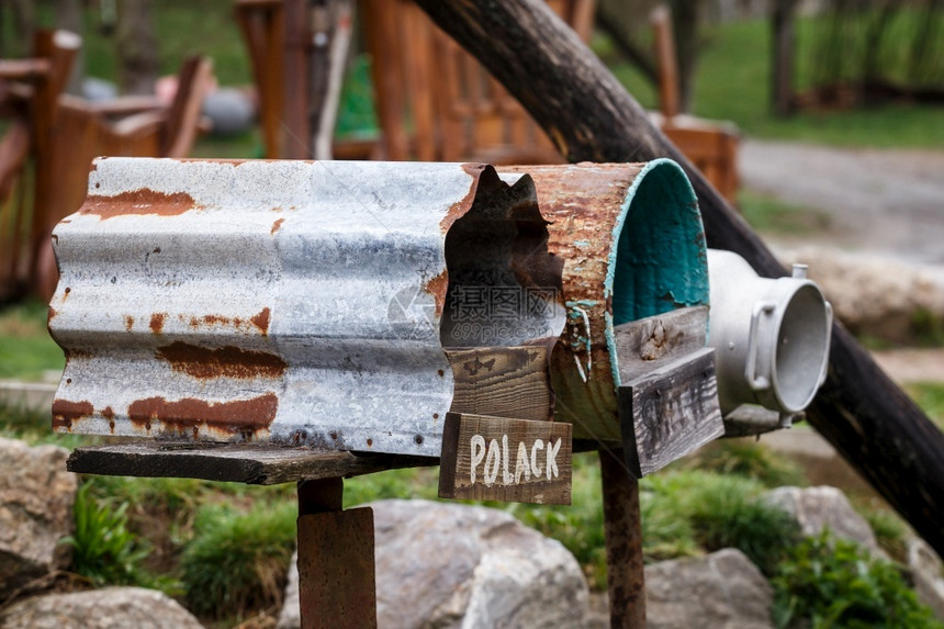 邮件古老的旧箱一排老生锈的旧信箱一致复古的图片