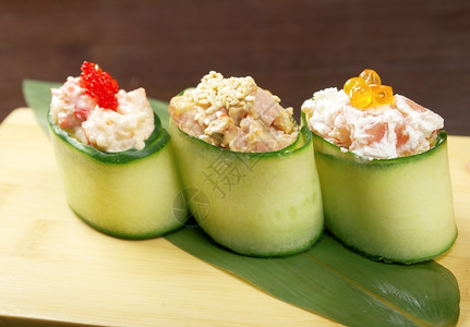 日本的寿司传统日式本菜由熏鱼鸡肉黄瓜制成海鲜鱼子芥末图片